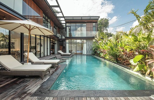 Batubelig Villa | Spacious 12BR Retreat 400m from Café Del Mar
