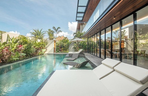 Batubelig Villa | Spacious 12BR Retreat 400m from Café Del Mar
