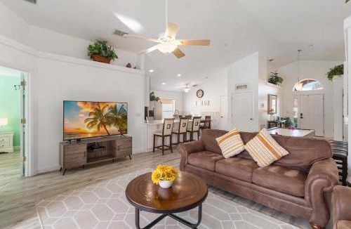 Lake Wilson Preserve House | Spacious 4 Bedroom Vacation Villa Near Disney perfect for Two Families