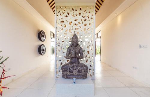 Sayan Villa | Spacious and Luxury Modern Villa with Huge Garden and Pool