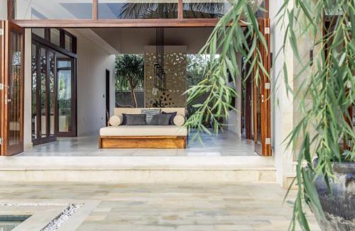 Sayan Villa | Spacious and Luxury Modern Villa with Huge Garden and Pool