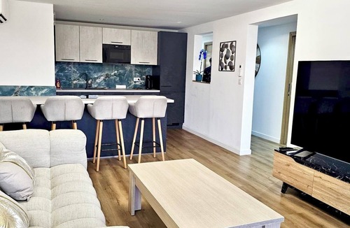 Bastide Giraud Apartment | ✨spacious Apartment Refurbished Sea View, Pool&Garage 15 min from the Beaches