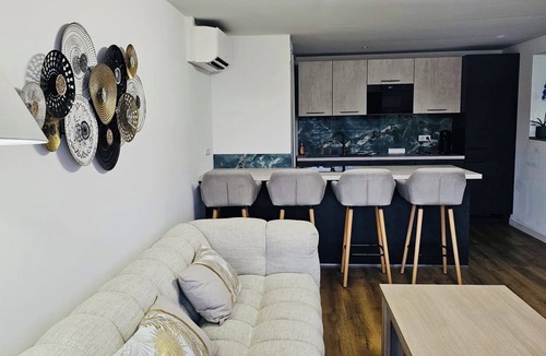 Bastide Giraud Apartment | ✨spacious Apartment Refurbished Sea View, Pool&Garage 15 min from the Beaches