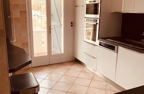 La Pointe Apartment | SPACIOUS APARTMENT CLOSE TO ALL AMENITIES