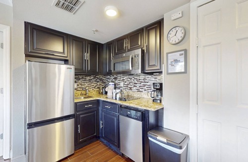 Southwest Orlando Condo | Spacious Condo with a Kitchenette, AC, Pools, Tennis, & Gym
