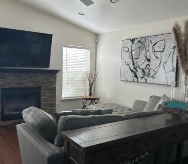 Conway House | Spacious craftsman house sleeps 8