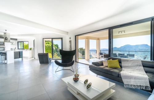 Les Adrets-de-l'Esterel Villa | Spacious villa, oustanding views on sea and mountains, garden is 1600m2, 5*