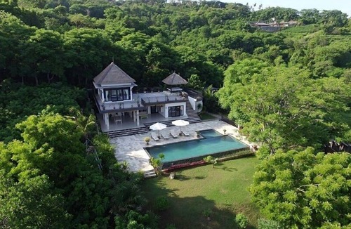 Temukus Villa | Spacious Luxurious Villa With Amazing Views on the Hills and the Sea