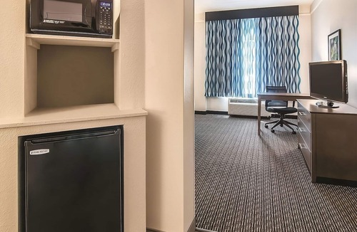 Orlando Hotel | Spacious Suite w/Pet-Friendly Policy & Outdoor Pool – Near Attractions