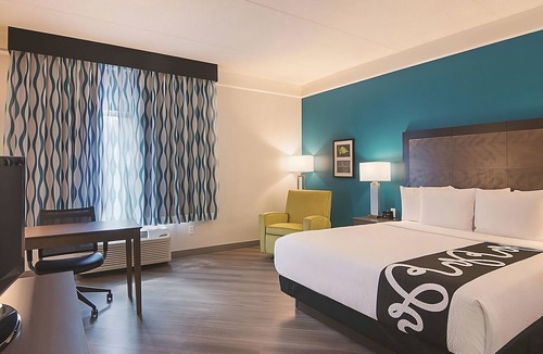 Orlando Hotel | Spacious Suite w/Pet-Friendly Policy & Outdoor Pool – Near Attractions