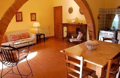 Palaia House | Spacious Tuscan Villa Retreat