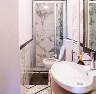 Carrara Apartment | Splendida mansarda open space, finiture di lusso.