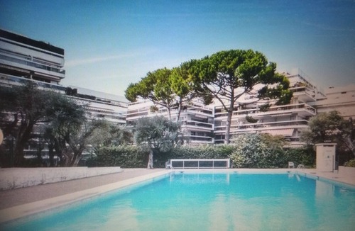 Juan-les-Pins Apartment | Studio 4 persons in residence with swimming pool