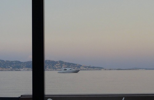 Theoule-sur-Mer Apartment | studio + alcove on the beach facing Cannes
