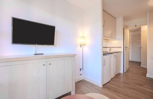 Cap Esterel Apartment | Studio Apartment 'Cap Esterel' with Mountain View, Shared Pool and Air Conditioning