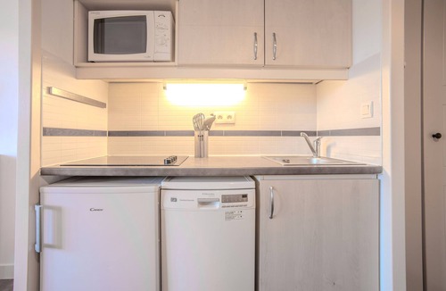 Cap Esterel Apartment | Studio Apartment 'Cap Esterel' with Mountain View, Shared Pool and Air Conditioning