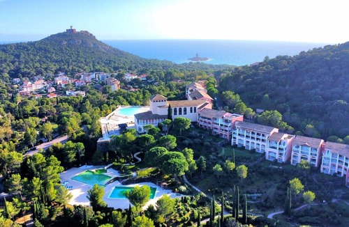 Cap Esterel Apartment | Studio Apartment 'Cap Esterel' with Mountain View, Shared Pool and Air Conditioning