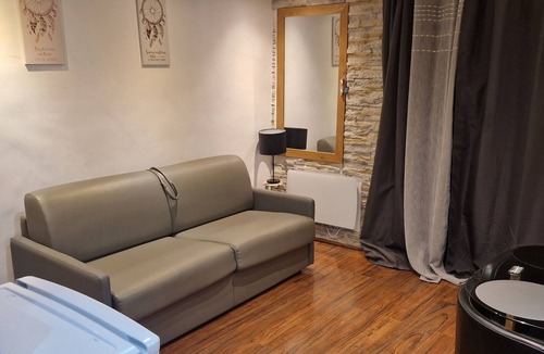 Mougins Apartment | Studio au Cœur d un Village Provençale au Premier Étage d une Maison de Village