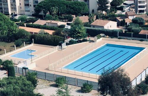 Sainte-Maxime Apartment | Studio climatisé avec piscine, vue mer