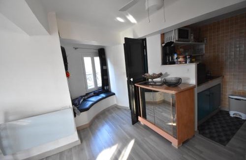 La Trinite Apartment | Studio climatisé et sa terrasse privée en villa