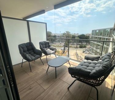 Saint-Laurent-du-Var Apartment | Studio en bord de mer avec piscine sur le toit
