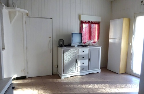 Bastide Giraud Apartment | Studio en RDJ Paisible a 5 mn de la Plage & Port de Marina et Parc de Vaugrenier