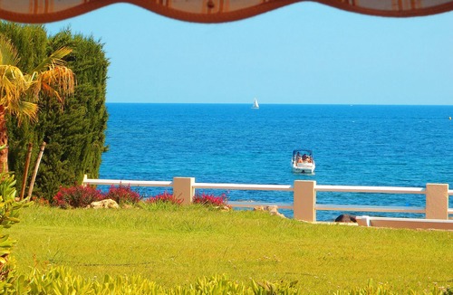 Boulouris-sur-Mer Apartment | studio ground floor- loggia- sea view- feet in the water