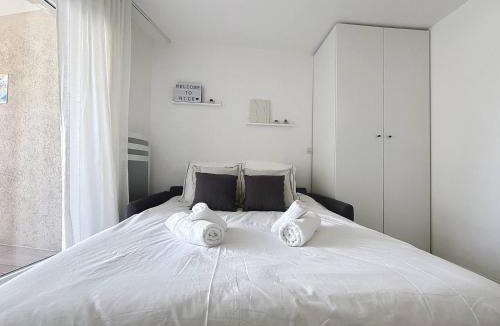 La Madeleine Apartment | Studio Neuf avec Terrasse et Aperçu Mer
