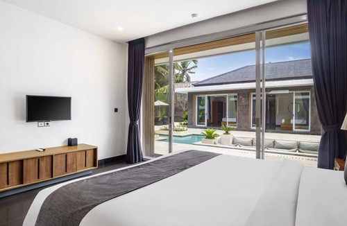 Kutuh Kaja Villa | Stunning 6 BR Paradise w Infinity Pool Jungle View