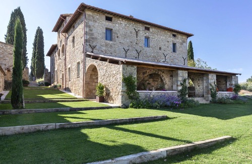 Sarteano Villa | Stunning private villa with A/C, WIFI, hot tub, private pool, TV and patio, close to Montepulciano