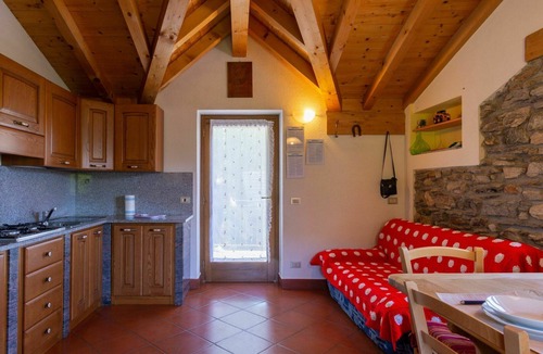 Peglio House | Stunning private villa for 6 guests with TV, terrace and pets allowed