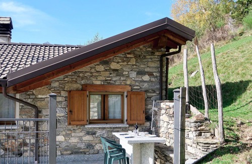 Peglio House | Stunning private villa for 6 guests with TV, terrace and pets allowed