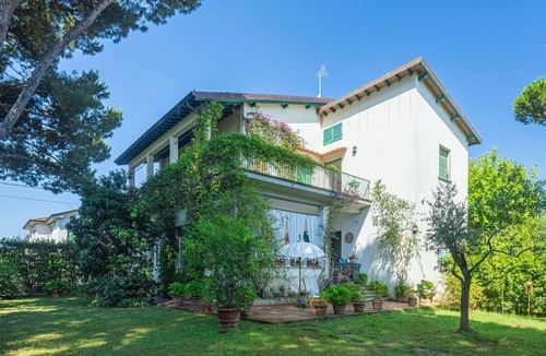 Lido di Camaiore House | Stunning private villa for 6 people with WIFI, TV and patio