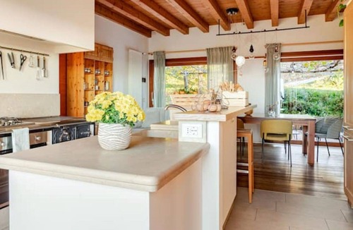 Mernico House | Stunning private villa with WIFI, A/C, hot tub, TV, terrace, pets allowed and panoramic view