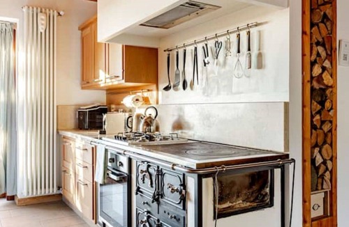 Mernico House | Stunning private villa with WIFI, A/C, hot tub, TV, terrace, pets allowed and panoramic view