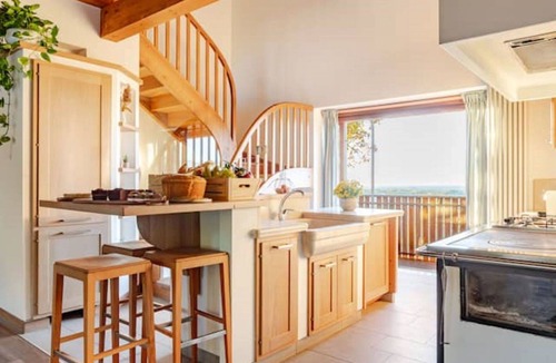 Mernico House | Stunning private villa with WIFI, A/C, hot tub, TV, terrace, pets allowed and panoramic view