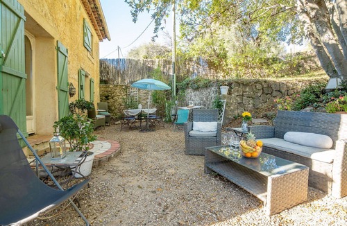 Chateauneuf-Grasse House | Stunning private villa for 6 people with private pool, WIFI, TV, patio and pets allowed