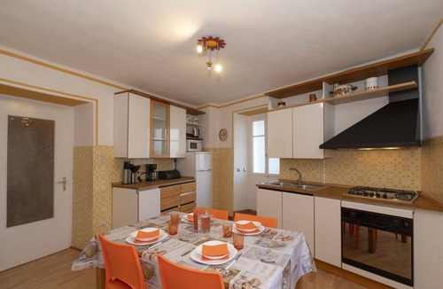 Comero House | Stunning villa for 4 guests with WIFI, TV, balcony and pets allowed