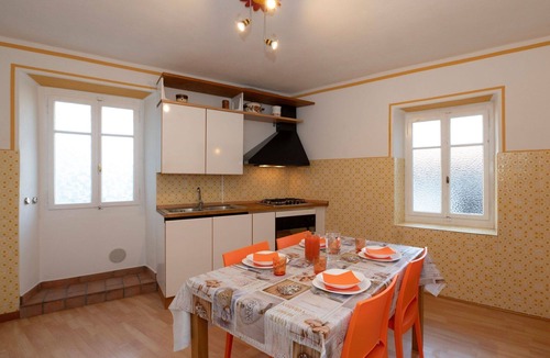 Comero House | Stunning villa for 4 guests with WIFI, TV, balcony and pets allowed