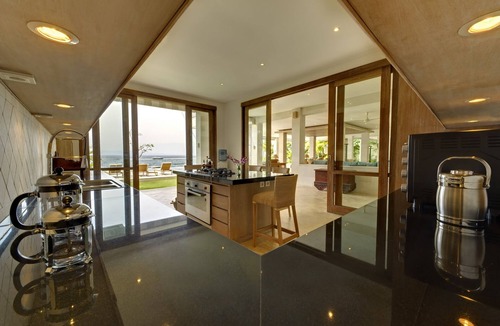 Candi Dasa Villa | Stylish 6BR Villa, 2Min Drive To Balina Beach! - W/Swimming Pool!