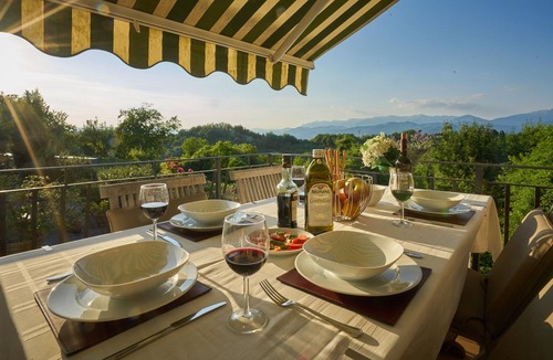 Maglietola House | Stylish Comfort Meets Tuscan Charm. 4 bathrooms and high-speed internet.