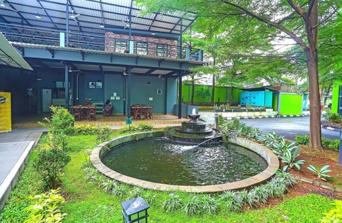 East Jakarta House | Stylish DBL Suite Escape W/Free WiFi and Parking