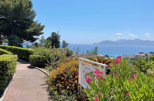 La Croix des Gardes Apartment | Sublime Cannes apartment with sea view terrace - sleeps 6, pets welcome