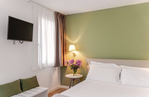 Vicenza Other | Suite-Family-Ensuite with Shower-Garden view