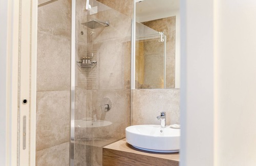 Vicenza House | Suite-Premier-Ensuite with Shower-Courtyard view