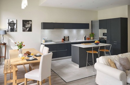 Lepante Quarter Apartment | Sunlight Properties GISELE: Hyper centre, 1 bedroom with bright modern living