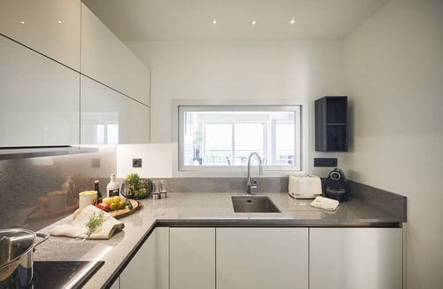 Fabron Apartment | SunlightProperties SKYBLUE - Luxury flat for 6 - Bathtub with a sea-view