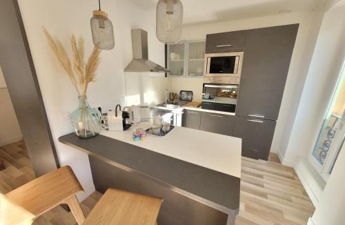 Quartier du Port Apartment | Sunny and calm 2 bed apartment place du Pin