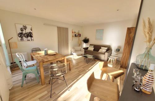 Quartier du Port Apartment | Sunny and calm 2 bed apartment place du Pin