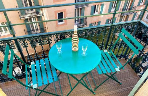 Quartier du Port Apartment | Sunny and calm 2 bed apartment place du Pin